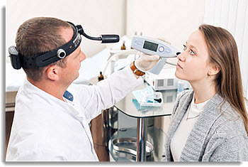 耳鼻科の医師と患者の女性